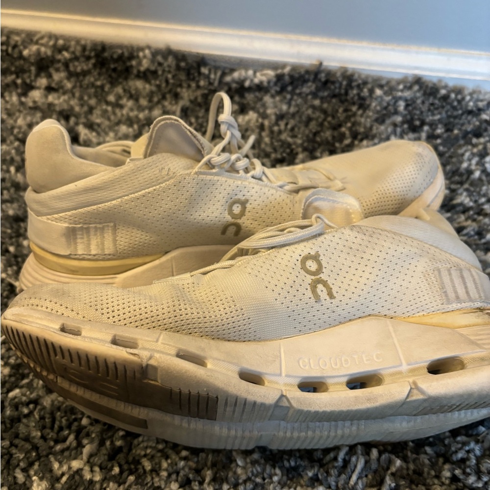 On Cloud Women White Cloudnova size 8.5